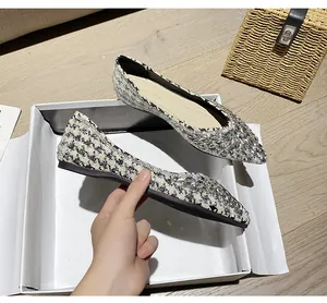 Dettaglio di ballerine a punta in tweed con scintillanti strass e decorazioni in gemma