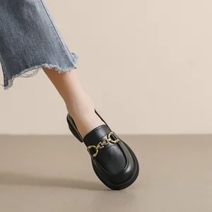 Mocassins femme en cuir mat noir avec mors doré et semelle épaisse en caoutchouc