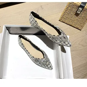 Dettaglio di ballerine a punta in tweed con strass scintillanti e suola morbida
