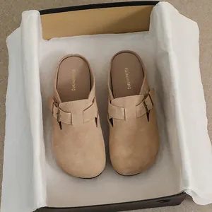 Mules a Punta Chiusa in Pelle Scamosciata Retrò da Donna Fibbia in Metallo Sabot Piatti Casual Comode Pantofole Slip On Scarpe Vintage