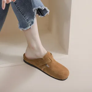 Zoccoli stile Birkenstock in pelle scamosciata marrone da donna con cinturini regolabili e suola piatta