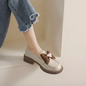 Mocasines beige de suela gruesa para mujer con lazo marrón y parte superior de cuero suave