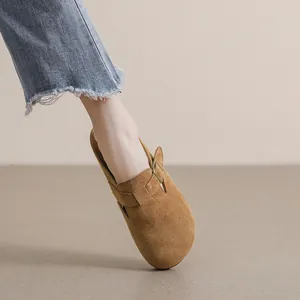 Zoccoli da donna in pelle scamosciata marrone con fibbia regolabile in stile retrò