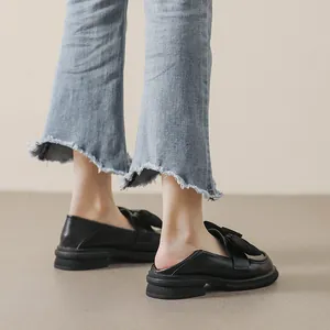 Mocasines con plataforma negros para mujer con lazo y estilo retro informal