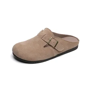 Zoccoli stile Birkenstock in pelle scamosciata cammello con fibbia in bronzo regolabile