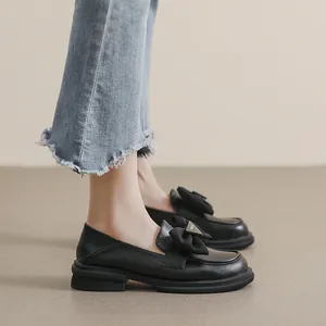 Mocasines negros mate para mujer con lazo y suela de plataforma gruesa vista lateral