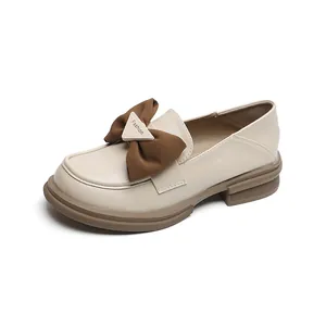 Mocasines retro blanco crema para niñas con lazo marrón y suela de plataforma