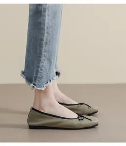 Detailansicht der olivgrünen Ballerinas mit schwarzer Schleife und Leder-Struktur