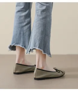 Nahaufnahme olivegrüne Ballerinas mit Schleife und strukturierter Lederoptik am Fuß
