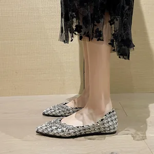 Eleganti scarpe ballerine a punta con trama in tweed bianco e nero e finitura lucida