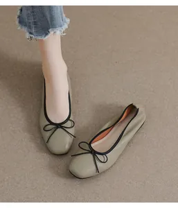 Detailansicht der salbeigrünen Leder-Ballerinas mit eckiger Zehenpartie und Schleife