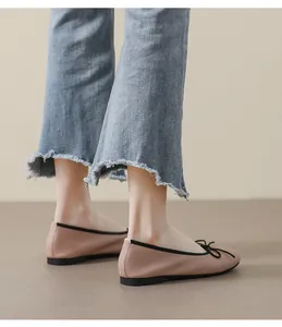 Detail von Ballerinas mit eckiger Zehenpartie aus rosa Leder mit schwarzer Schleife