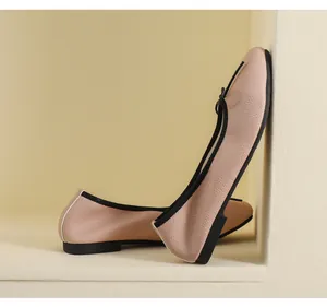 Detailansicht der Ballerinas aus rosa Leder mit schwarzer Schleife und Kanten