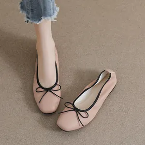 Rosafarbene Ballerinas mit eckiger Zehenpartie, schwarzem Rand und Schleife