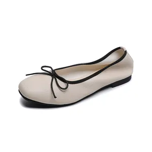 Klassische Ballerinas mit quadratischer Zehenpartie, beigem Leder und schwarzer Schleife