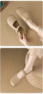 Details beige Mary Jane Flachschuhe aus Leder mit dünnem, verstellbarem Metallschnallenriemen