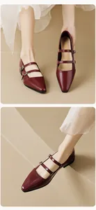 Detailansicht weinroter Mary Jane Schuhe mit Doppelriemen und poliertem Finish