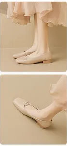 Détails de chaussures plates beiges à bout carré et petit talon bloc en cuir souple
