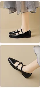 Details schwarzer spitzer Mary-Jane-Flachschuhe mit verstellbaren Silber-Schnallen
