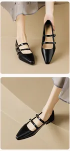 Nahaufnahme schwarzer spitze Mary-Jane-Schuhe mit Doppelriemen auf minimalistischer Stufe