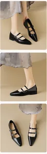 Makroansicht schwarzer spitzer Mary Jane Ballerinas mit schicken Doppel-Schnallenriemen