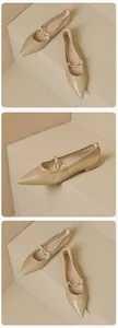 Detailansicht beige spitze flache Schuhe mit Mary-Jane-Riemen aus Perlen und Goldkette
