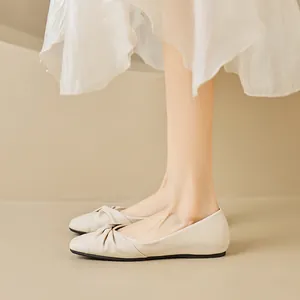 Elegant cream leather ballet flats with pleated knot detail for a classic French style