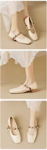 Detail von Mary Jane Ballerinas mit Goldkette, Blumenstoff und Perlenverzierung