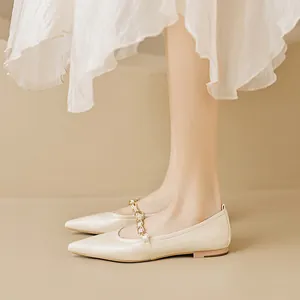 Elegante spitze Mary Jane Ballerinas in Beige mit Perlenkette und Metallarmband
