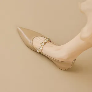 Elegante spitze flache Schuhe in Nude-Leder mit Perlenketten-Dekoration