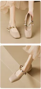 Detail der Mary Jane Ballerinas mit eckiger Zehenpartie und Kette mit Seidenschal-Dekor