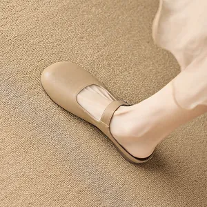 Vintage beige Mary Jane Pantoletten flach mit Riemen auf gewebtem Teppichboden