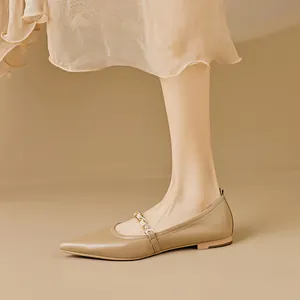 Elegante spitze beige Mary Jane Ballerinas mit goldener Kette und Perlenriemen