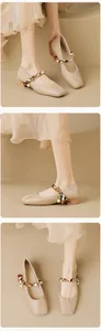Detail der Mary Jane Halbschuhe mit quadratischer Zehe, Metallkette und Seidentuch