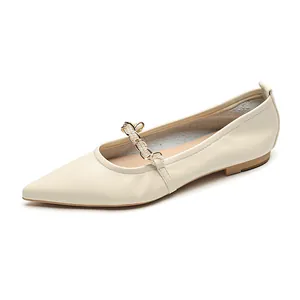 Elegante cremefarbene spitze Ballerinas mit Perlenkette und Riemchen-Detail