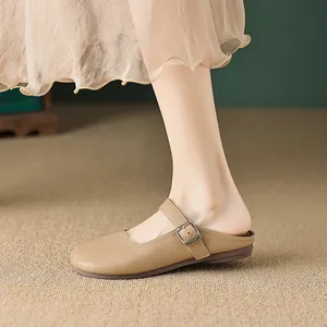 Retro beige spitze Mary Jane Mules mit Lederriemen und silberner Schnalle Detail