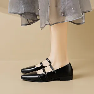Klassische schwarze spitze Mary Jane Ballerinas mit Doppelriemen und silbernen Schnallen