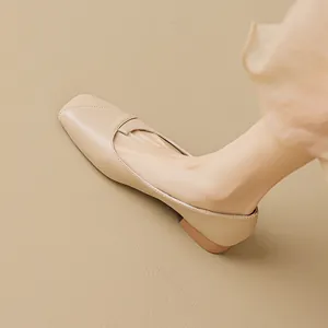 Escarpins beiges élégants à bout carré et petit talon avec design croisé en cuir