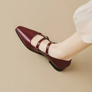 Elegante burgunderrote Mary Jane Flache Schuhe mit Doppelriemen und Schnallendetail