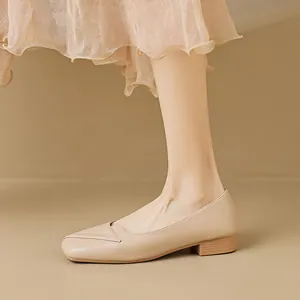 Chaussures élégantes beiges à bout carré, talon bloc, détail en V et cuir souple