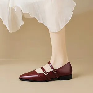 Elegante spitze Mary-Jane-Ballerinas in glänzendem Burgunderrot mit doppelten Silberschnallen