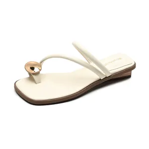 Sandales entredoigts beige pour femme avec disque doré et petit talon compensé aspect bois