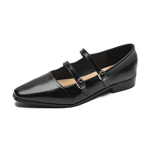 Glänzende schwarze Mary Jane Schuhe mit spitzer Kappe, zwei Riemen und flachem Absatz