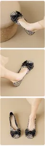 Details von flachen Ballerinas mit Leopardenmuster, Karree-Zehen und schwarzer Schleife