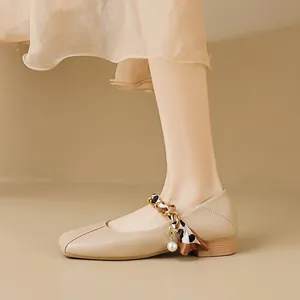 Ballerine Mary Jane beige a punta quadra con catena in seta e ciondolo con perla