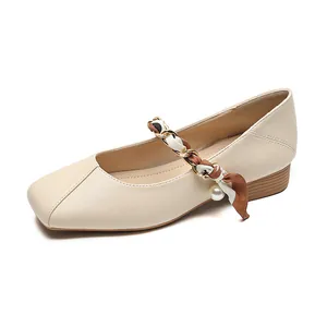 Ballerine Mary Jane beige a punta quadrata con catena in seta e dettaglio di perla