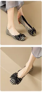 Detail von Tweed-Ballerinas mit Hahnentrittmuster, schwarzer Schleife und Goldkette
