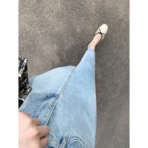 Vue de marche des ballerines crème avec nœud noir et bout carré sur l'asphalte