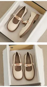 Detalle de zapatos Mary Jane beige con suela marrón gruesa y correa con adornos de perla
