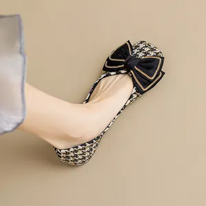 Elegante Damen-Ballerinas mit Hahnentritt-Muster und Schleife mit goldener Kette